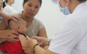 Đình chỉ hai lô vắc-xin trên toàn quốc