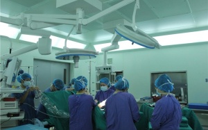 Em bé chung sống với... 4 quả thận