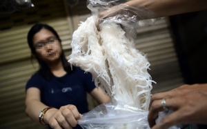 TP HCM: Một số mẫu bún sử dụng hóa chất không cho phép