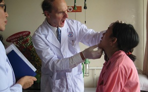 Hôm nay, phẫu thuật khối u khổng lồ trên mặt 2 bệnh nhân