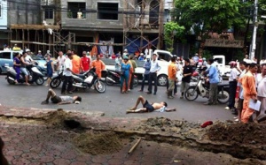 Hai công nhân lâm nạn vì đào trúng dây điện