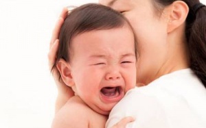 Làm gì giúp bé bớt sợ người lạ