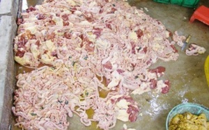 Đồng Nai: Bắt hơn một tấn lòng, mỡ gà thối sắp đi tiêu thụ