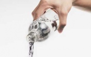 Nước uống để lâu trên ôtô có thể gây ung thư vú