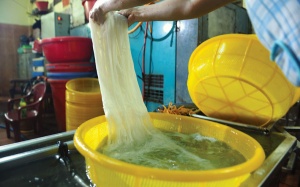 'Gạn đục khơi trong' ở một lò bún sạch