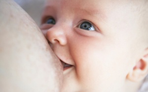 Trẻ ăn sữa mẹ sẽ giảm nguy cơ nói lắp