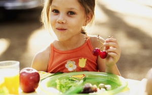 Cho trẻ ăn đúng cách
