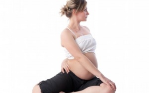 Có nên tập yoga khi mang bầu?