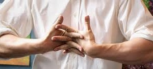 Bẻ tay nhiều có hại hay không?