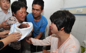 Giải cứu hai bé gái song sinh bị bác sĩ “đánh cắp”