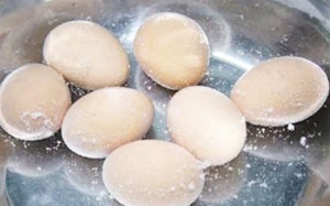 TP.HCM: Trràn lan trứng gia cầm không kiểm dịch, tẩy hóa chất...