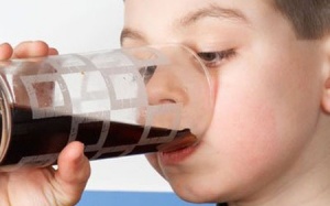 Dùng nhiều nước ngọt có gas, trẻ sẽ hung tợn