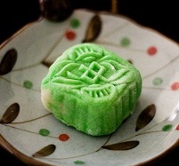 An toàn thưởng trăng với bánh dẻo hai màu tự làm