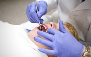 Hơn 3.000 bệnh nhân nghi nhiễm HIV do nha sĩ