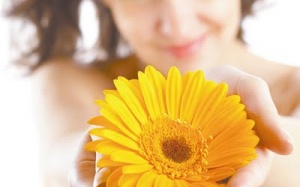 'Giãn mặt' với tinh dầu hoa