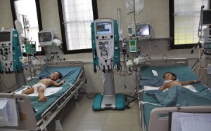Lọc máu liên tục cứu 3 cháu bé bị bố ép uống thuốc sâu