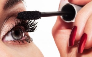 Chăm chút cho hàng mi 'rợp bóng'