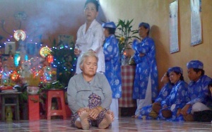 Trị bá bệnh bằng… niệm chú và lên đồng (?!)