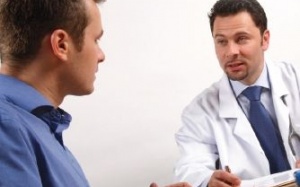 Đau cột sống, bác sĩ khuyên đi khám bệnh… nhiệt đới