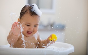 'Sát thủ' vô hình trong dầu gội sữa tắm trẻ em?!