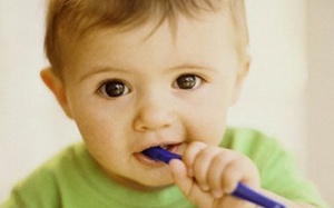 Giúp trẻ làm quen với vệ sinh răng miệng