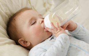 Hoang mang vì độc chất trong bình sữa