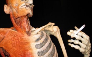 Thuốc lá: 'Rít trên, xì dưới'