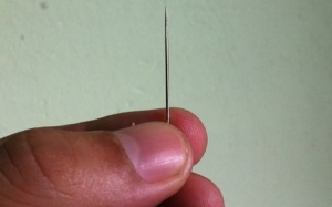 Vợ bất cẩn, chồng bị kim đâm vào cổ