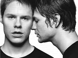 Càng nhiều anh, càng dễ... gay ?!