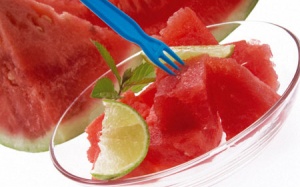 Tác dụng phụ khi ăn nhiều dưa hấu, quả bơ, dưa chuột