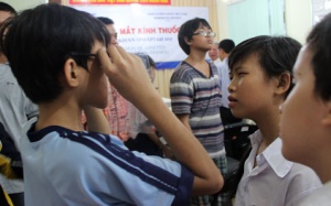 Đem 'đôi mắt để nhìn thế giới' cho người nghèo