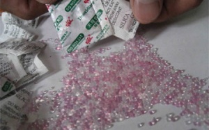 Bé loét họng vì gói hút ẩm trong bánh trung thu