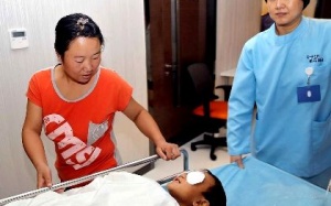 Em bé Trung Quốc được cấy ghép mắt giả