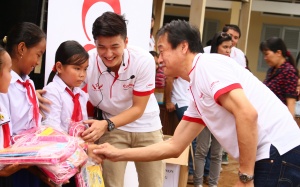 “Canon – Vì thế hệ tương lai” 2013 đến với thày trò Trà Vinh