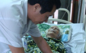 Phẫu thuật cho GS Hoàng Như Mai thành công