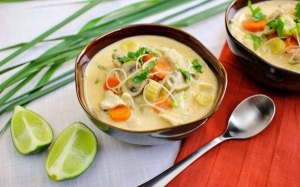 Xuýt xoa canh gà kiểu Thái cho ngày mát