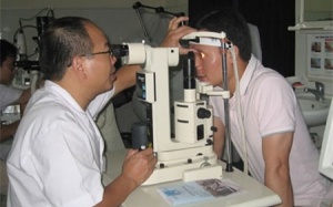 Dịch đau mắt đỏ: Đi... xem phim cũng dễ bị lây