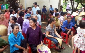 Người dân 3 xã quanh công ty Nicotex đi khám bệnh