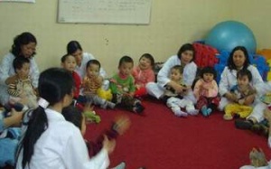 Chữa tự kỷ cho trẻ, bắt đầu từ… phụ huynh