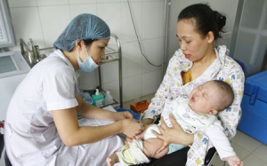 Vaccine Quinvaxem: Hiệu quả phòng bệnh vượt trội hơn nguy cơ tai biến?