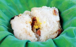 Ngậy bùi xôi gà gói lá sen tươi