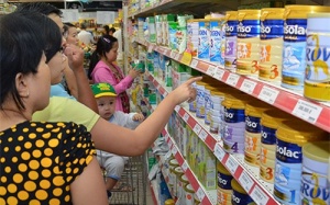 Quản lý giá sữa: Vẫn loay hoay tìm 'lỗ hổng'