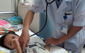 Bé 4 tuổi hôn mê vì cắt amidan