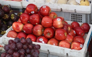 'Phù phép' quốc tịch cho trái cây nhập khẩu