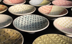 Dùng bát, đĩa hoa văn sặc sỡ dễ nhiễm độc