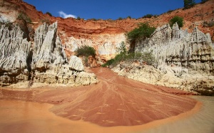 Dòng suối 'cam' ở Mũi Né