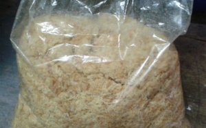 Ruốc bông, giò chả từ gà đông lạnh chảy nước