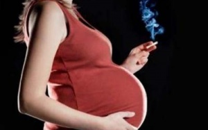 Mẹ hút thuốc, con 'teo' não