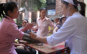 Khám sức khỏe cho người dân trong vùng chôn thuốc trừ sâu