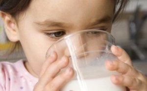 Cho trẻ uống nhiều sữa chưa hẳn đã tốt